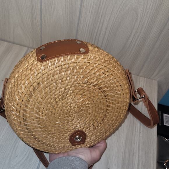 Handwoven Rattan Round Crossbody Handbag Purse Leather Strap & Clasp Wicker - Picture 3 of 6